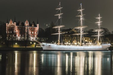Kırmızı Kale ve geceleri bir tekne Stokholm, İsveç