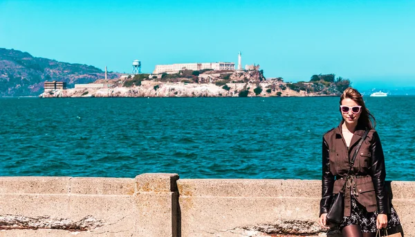 Meisje voor Alcatraz in San Francisco, Californië — Stockfoto