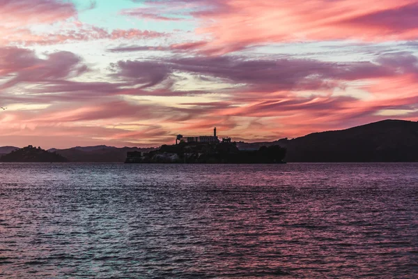 Πολύχρωμο ηλιοβασίλεμα σε φυλάκιση Αλκατράζ, Σαν Φρανσίσκο, Καλιφόρνια — Φωτογραφία Αρχείου