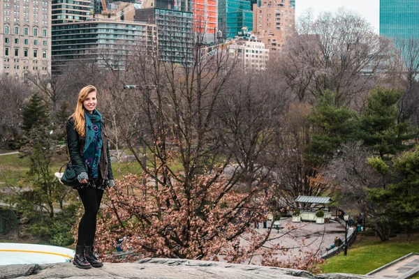 Meisje voor bomen in het Central Park in Manhattan, nieuwe Yor — Stockfoto