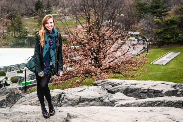 Meisje voor bomen in het Central Park in Manhattan, nieuwe Yor — Stockfoto