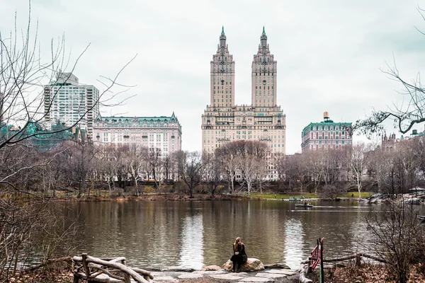 Kızın ağaçları, nehir ve Manh Central Park'ta binalara yakın