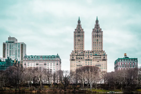 Gebouwen in de buurt van Central Park in Manhattan, New York City — Stockfoto
