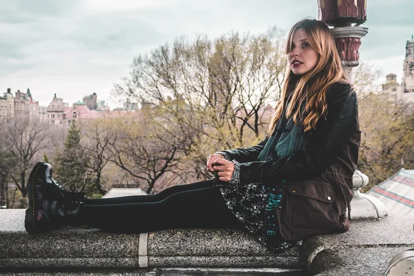 Meisje zittend op de rand van Belvedere Castle in Central Park in Manh — Stockfoto