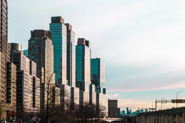 Wolkenkrabbers in de buurt van Riverside Park in Manhattan, New York City — Stockfoto