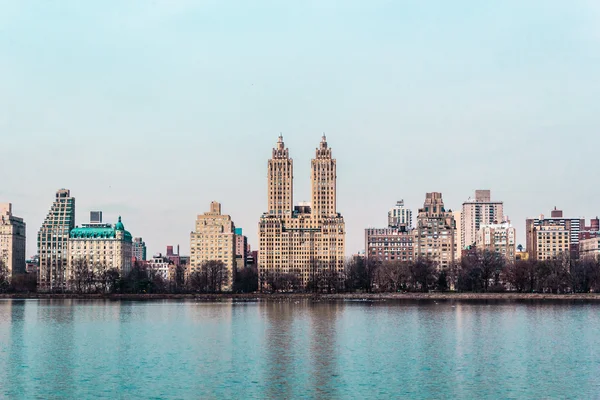 Gebouwen in de buurt van Central Park in Manhattan, New York City — Stockfoto