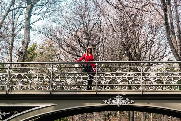 Manhattan, New York'taki CI Central Park'ta bir köprüyü geçtikten kız
