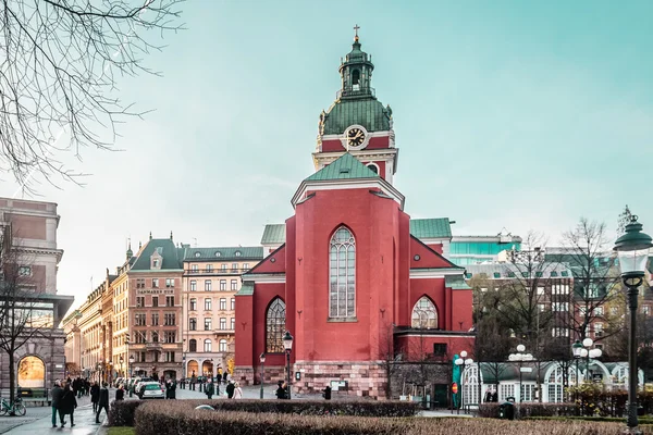Edificio rosso con un orologio a Stoccolma, Svezia — Foto Stock