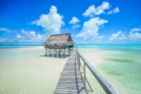 Belle loge extérieure à distance dans la lagune du Pacifique — Photo