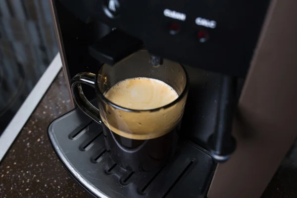 Máquina de café com uma xícara — Fotografia de Stock