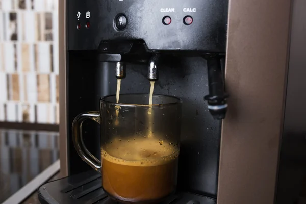 bir fincan kahve makinesi