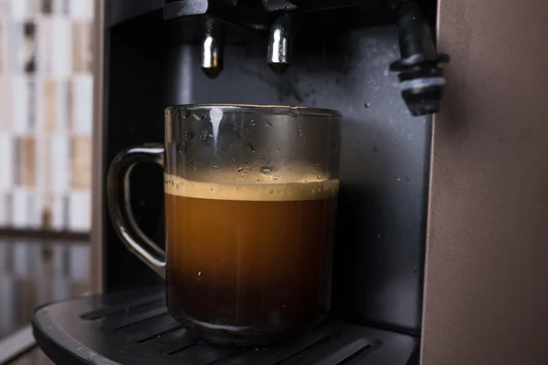 bir fincan kahve makinesi