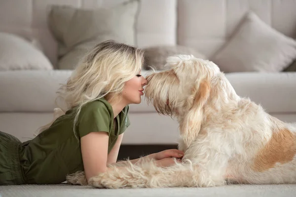 Güzel genç doktor ve köpeği odada.