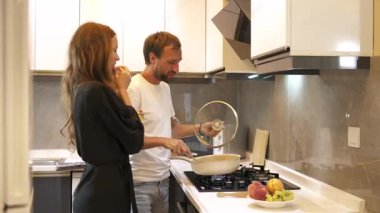 Çift sıcak mutfakta yemek hazırlıyor.