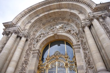 Paris 'teki tarihi binanın zarif cephesi 