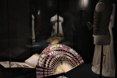 Paris 'te dekoratif el yelpazesi ve tarihi elbiseleri olan moda müzesi sergisi