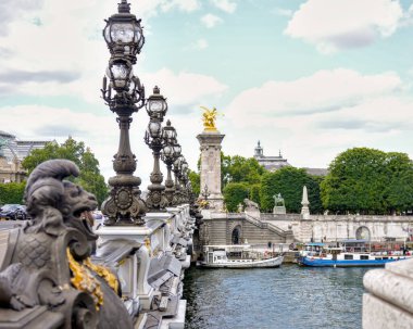 Pont Alexandre Köprüsü Paris 'te süslemeli lambalar ve heykellerle