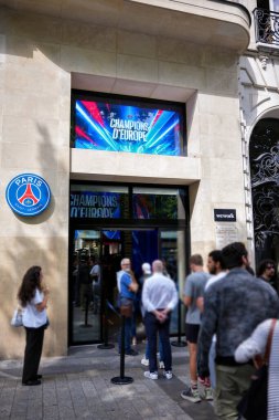 2 Haziran 2025 'te Paris Saint-Germain mağazasının önünde ziyaretçiler.
