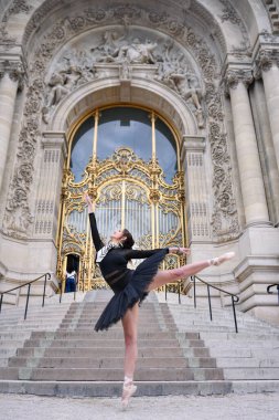 Balerin Paris binası yakınlarında zarifçe poz veriyor. 