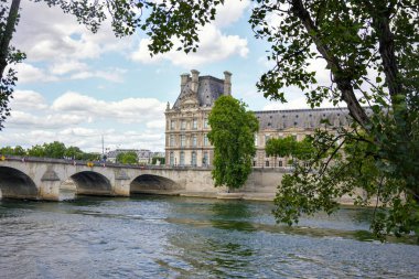 Paris, Fransa 'daki Louvre Müzesi ve Pont Royal köprüsünün manzarası