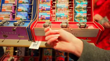 Avusturya, Viyana 'da yayınlanan video görüntüleri. Michaelerplatz yakınlarındaki bir alışveriş caddesinin akşam manzarası. Şenlikli Noel ışıkları binaları ve vitrinleri aydınlatıyor. Sadece editör kullanımı.