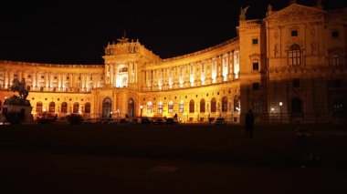 Viyana 'daki Hofburg Sarayı' nın gece görüşü aydınlandı.