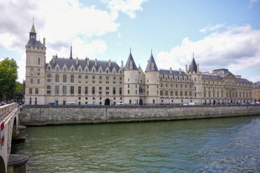 Konsiyerji binası ve Paris 'teki Seine Nehri güneşli bir yaz gününde Fransa' da. 