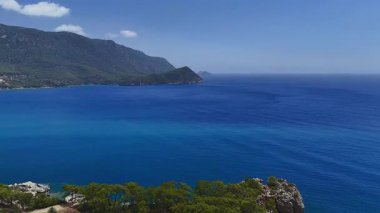 Açık mavi deniz kıyısındaki kayalık kayalıkların insansız hava aracı görüntüleri.