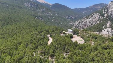 Yeşil tepeler ve manzaralı dağ manzarası üzerinde İHA uçuşu