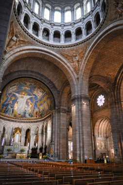 Sacre Coeur Bazilikası 'nın Paris' teki iç mekanına dikey bakış 