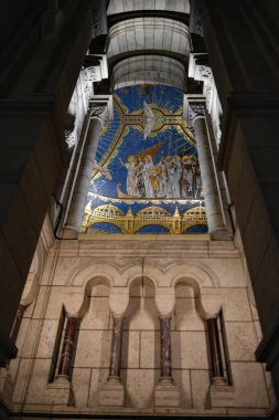 Sacre Coeur Bazilikası 'nın iç mozaiği ve kubbeli tavanı Paris Fransa 