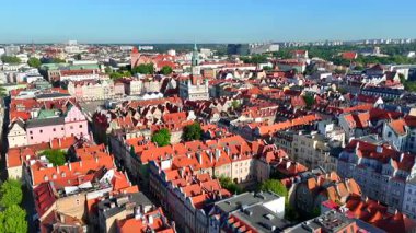 Poznan 'ın renkli çatıları ve tarihi binaları. Dar sokakları ve güneşli yaz günlerinde ana meydanı olan eski kasaba.