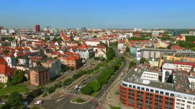 Poznan Polonya 'nın tarihi çatıları ve modern silueti geniş drone görüntüsü.