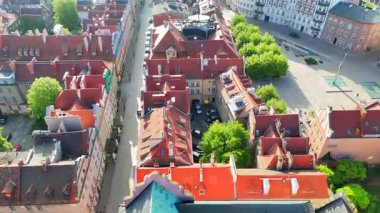 Tarihi Poznan 'ın panoramik insansız hava aracı görüntüsü eski şehrin çatıları ve dar sokaklar