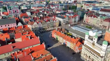 Poznan ana meydanının canlı havası belediye binası, kırmızı çatılar ve tarihi binalar.