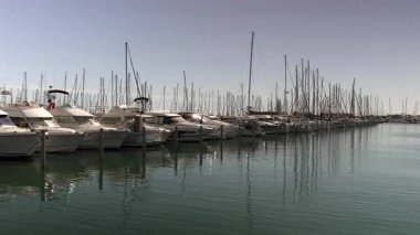 Lüks yatlar La Grande Motte Fransa yaz gününde limana yanaştı.