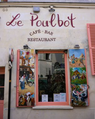 Montmartre Paris 'teki Le Poulbot kafe ve restoranının renkli cephesi 07 Temmuz 2025
