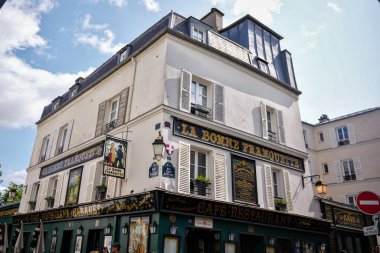 Montmartre Paris Fransa 'daki tarihi Le Consulat kafe ve restoran binası