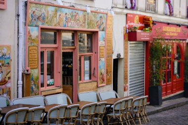 Montmartre Paris 'te boş terası olan Le Poulbot Kafe cephesi 