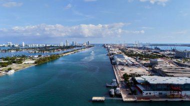 Miami liman kanalı ve sanayi kıyısı, hava aracı görüntüsü