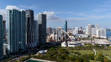 Miami şehir merkezinin insansız hava aracı görüntüsü modern gökdelenler ve şehir parkı