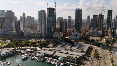Miami şehir merkezinin hava manzarası ufuk çizgisi ve marina rıhtımı