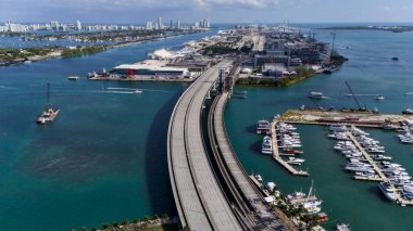 Miami şehir merkezindeki liman ve yatların üzerindeki köprüden insansız hava aracı görüntüsü.