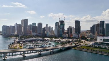 Köprü ve marinalı Miami şehir merkezi gökyüzü manzaralı.