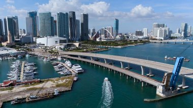 Miami şehir merkezi köprüsü ve deniz manzaralı ufuk çizgisi