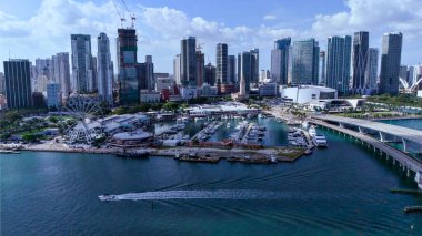Miami şehir merkezi gökyüzü, marina ve köprü, hava aracı manzaralı.