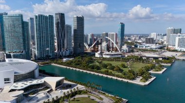 Miami şehir merkezinin modern ufuk çizgisine sahip havadan görünüşü