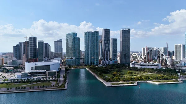 Miami şehir silueti, liman parkı ve kanal manzaralı.