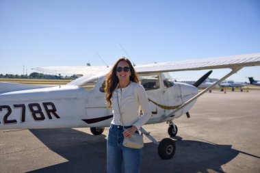 Hafif uçak N5278R yakınlarındaki kadın 31 Aralık 2025 'te Miami havaalanında.