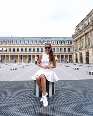 Palais Royal Paris 'te oturan kadın